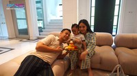 Mereka langsung berfoto bersama dan menikmati nasi kuningnya. Selain itu, Rayyanza juga memberikan kejutan buket bunga.  Foto: YouTube RANS Entertainment