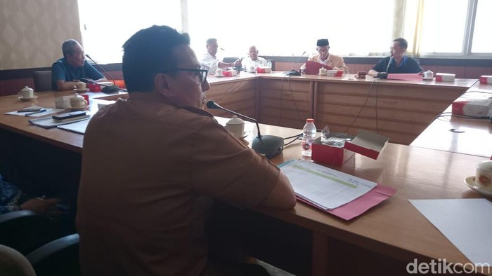 Rapat Kerja Komisi III DPRD Bone dengan mitranya Dinas BMCKTR Bone.