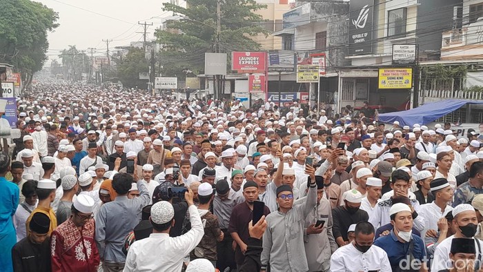 Ribuan warga antar Habib Mahdi ke pemakaman.