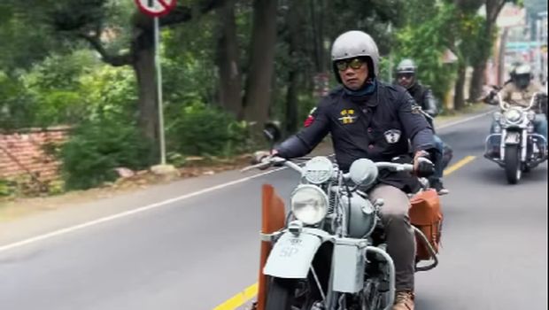 Ridwan Kamil jalan-jalan naik motor tua buat healing atau me time