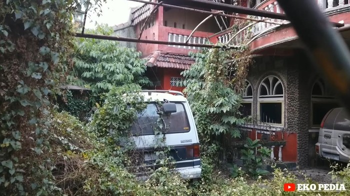 Rumah dan mobil terbengkalai di Bandung/Tangkapan Layar/YouTube Eko Pedia