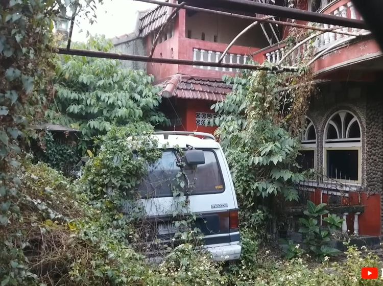 Foto-foto Rumah Megah di Bandung Terbengkalai 20 Tahun, Ada Banyak Mobil