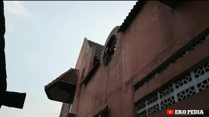 Rumah dan mobil terbengkalai di Bandung/Tangkapan Layar/YouTube Eko Pedia