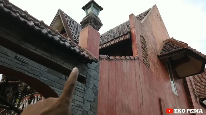 Rumah dan mobil terbengkalai di Bandung/Tangkapan Layar/YouTube Eko Pedia