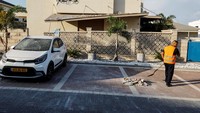 Ada beberapa rumah di kawasan ini yang terkena hantaman roket Hamas.  
