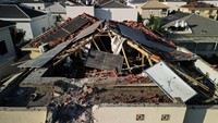 Pemandangan udara menunjukkan sisa-sisa rumah pribadi setelah terkena roket yang diluncurkan dari Jalur Gaza ke Israel, di Ashkelon, Israel selatan 15 Oktober 2023.  
