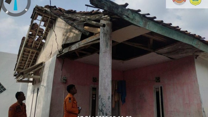 Rumah rusak di Bogor karena angin kencang (istimewa)
