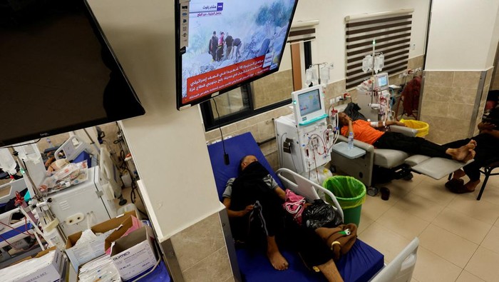 Palestinian kidney patients lie on hospital beds, as health officials say they are running out of fuel to operate dialysis devices, amid the ongoing Israeli-Palestinian conflict, at Naser hospital in Khan Younis in the southern Gaza Strip October 15, 2023. REUTERS/Mohammed Salem