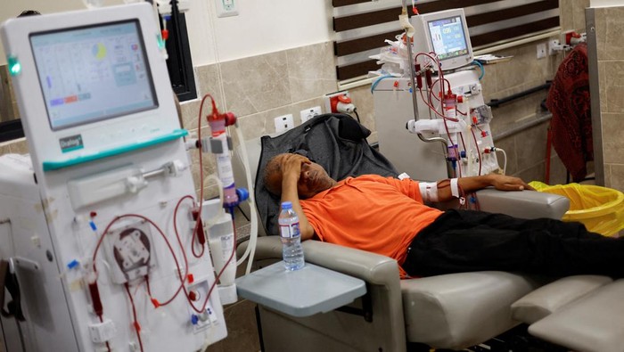 Palestinian kidney patients lie on hospital beds, as health officials say they are running out of fuel to operate dialysis devices, amid the ongoing Israeli-Palestinian conflict, at Naser hospital in Khan Younis in the southern Gaza Strip October 15, 2023. REUTERS/Mohammed Salem
