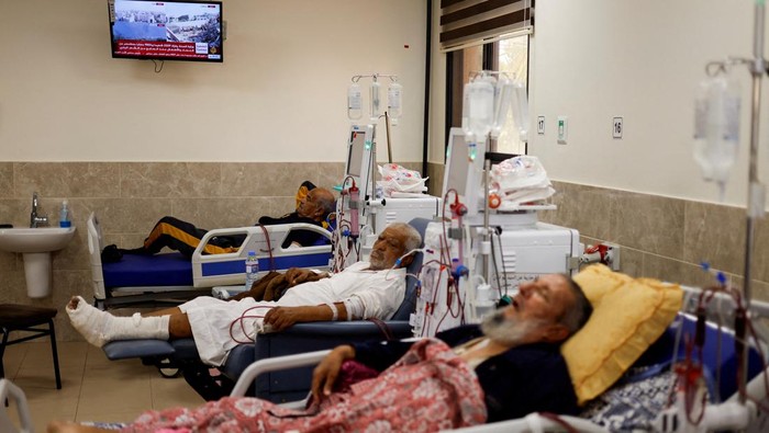 Palestinian kidney patients lie on hospital beds, as health officials say they are running out of fuel to operate dialysis devices, amid the ongoing Israeli-Palestinian conflict, at Naser hospital in Khan Younis in the southern Gaza Strip October 15, 2023. REUTERS/Mohammed Salem