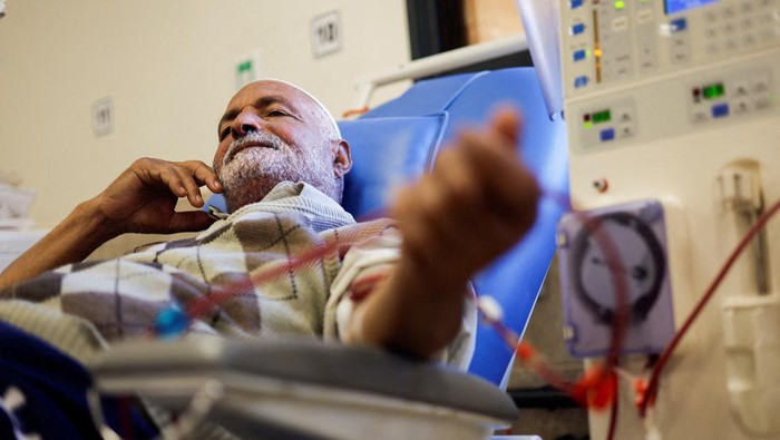 Palestinian kidney patients lie on hospital beds, as health officials say they are running out of fuel to operate dialysis devices, amid the ongoing Israeli-Palestinian conflict, at Naser hospital in Khan Younis in the southern Gaza Strip October 15, 2023. REUTERS/Mohammed Salem