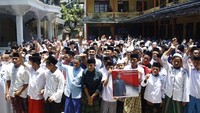 Para santri menginginkan Gibran karena sosoknya dinilai sebagai representasi kaum milenial. Ribuan santri tampak bahagia, karena dengan keputusan MK, Gibran bisa maju sebagai Cawapres. 