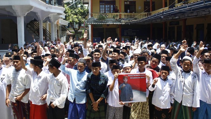 Ribuan santri yang mengatasnamakan Santri Pecinta Gibran (SAPA Gibran) menggelar Gerakan Batin (Gebat) dengan pembacaan istigotsah, di Pondok Pesantren Nurut Taqwa Kabupaten Bondowoso Provinsi Jawa Timur, Selasa (17/10/2023).Kegiatan tersebut dilaksanakan dengan tujuan yaitu mensyukuri atas putusan MK yang menjadi jalan untuk kaum muda untuk memimpin Bangsa Indonesia.