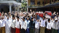 Ribuan santri yang mengatasnamakan Santri Pecinta Gibran (SAPA Gibran) menggelar Gerakan Batin (Gebat) dengan pembacaan istigotsah, di Pondok Pesantren Nurut Taqwa Kabupaten Bondowoso Provinsi Jawa Timur, Selasa (17/10/2023). Kegiatan tersebut dilaksanakan dengan tujuan yaitu mensyukuri atas putusan MK yang menjadi jalan untuk kaum muda untuk memimpin Bangsa Indonesia.