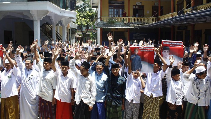Ribuan santri yang mengatasnamakan Santri Pecinta Gibran (SAPA Gibran) menggelar Gerakan Batin (Gebat) dengan pembacaan istigotsah, di Pondok Pesantren Nurut Taqwa Kabupaten Bondowoso Provinsi Jawa Timur, Selasa (17/10/2023).Kegiatan tersebut dilaksanakan dengan tujuan yaitu mensyukuri atas putusan MK yang menjadi jalan untuk kaum muda untuk memimpin Bangsa Indonesia.