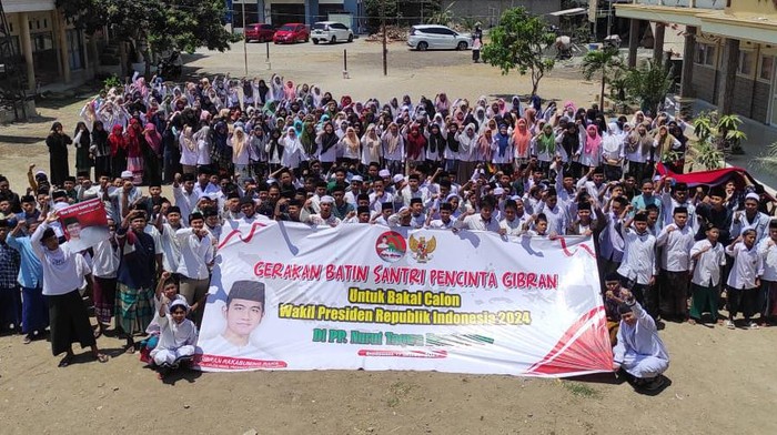 Ribuan santri yang mengatasnamakan Santri Pecinta Gibran (SAPA Gibran) menggelar Gerakan Batin (Gebat) dengan pembacaan istigotsah, di Pondok Pesantren Nurut Taqwa Kabupaten Bondowoso Provinsi Jawa Timur, Selasa (17/10/2023).Kegiatan tersebut dilaksanakan dengan tujuan yaitu mensyukuri atas putusan MK yang menjadi jalan untuk kaum muda untuk memimpin Bangsa Indonesia.