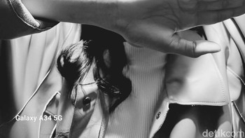 Menjajal filter hitam putih di Galaxy A34. Foto: Adi Fida Rahman/detikINET