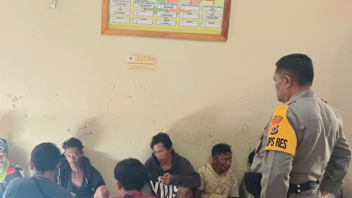 Satgas Damai Cartenz saat mengevakuasi korban selamat serangan KKB di Kabupaten Yahukimo, Papua Pegunungan.