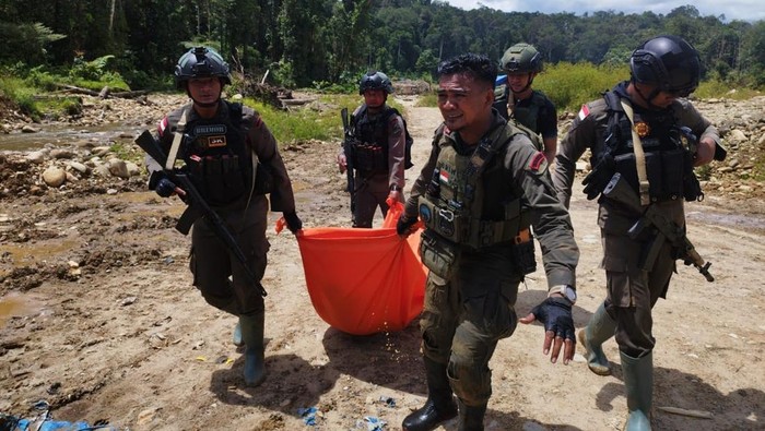 Satgas Damai Cartenz saat mengevakuasi korban tewas serangan KKB di Kabupaten Yahukimo, Papua Pegunungan.
