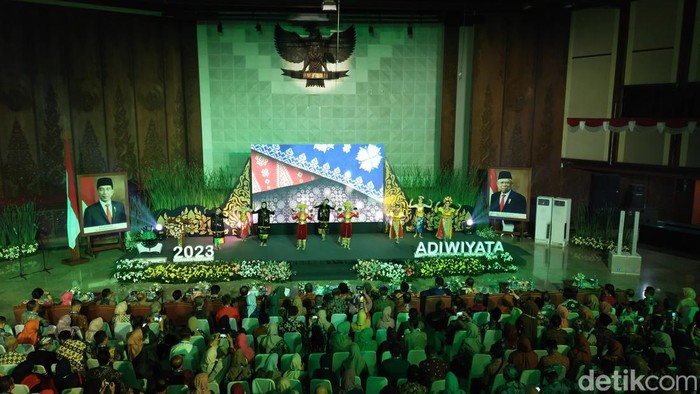 Sebanyak 134 sekolah mendapatkan penghargaan Adiwiyata 2023 dari KLHK. Menteri LHK, Siti Nurbaya Bakar, memberi selamat kepada sekolah penerima Adiwiyata. (Tina Susilawati/detikcom)