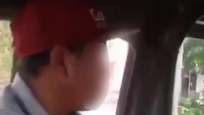 Seorang pria melakukan aksi ekshibisionis hingga onani di dalam sebuah angkot di wilayah Depok, Jawa Barat. Polisi kini memburu pria tersebut. (Tangkapan layar video viral)