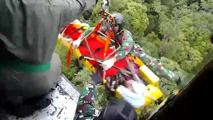 Serda Ahmad evakuasi Kapolda Jambi ke helikopter