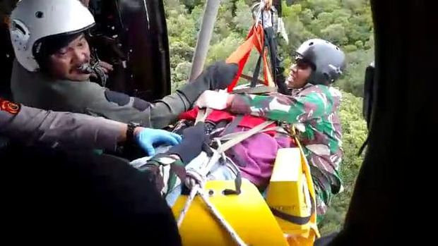 Serda Ahmad evakuasi Kapolda Jambi ke helikopter