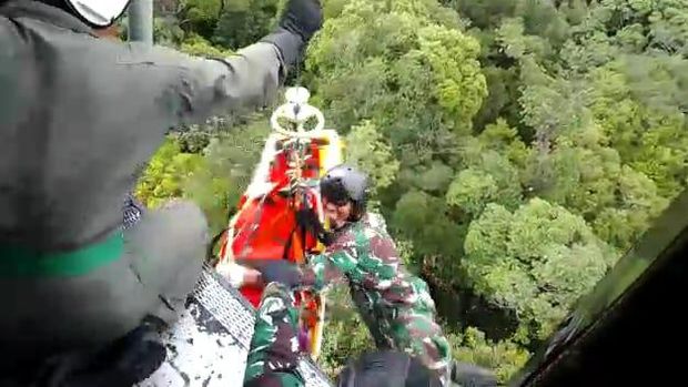 Serda Ahmad evakuasi Kapolda Jambi ke helikopter