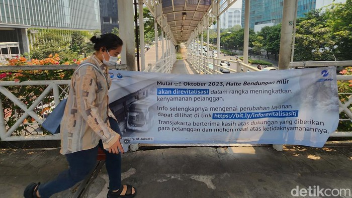 Halte TransJakarta Bendungan Hilir (Benhil) di Jalan Sudirman, Jakarta, tengah dibongkar. Pembongkaran dilakukan untuk proyek revitalisasi.