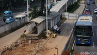 Sementara itu, tarif TransJakarta diusulkan naik sejak peluncuran perdana 19 tahun lalu, tarif bus TransJakarta masih menggunakan tarif Rp 3.500. Hanya saja, skema kenaikan masih diperdebatkan seperti opsi kenaikan tiket berbasis akun.  