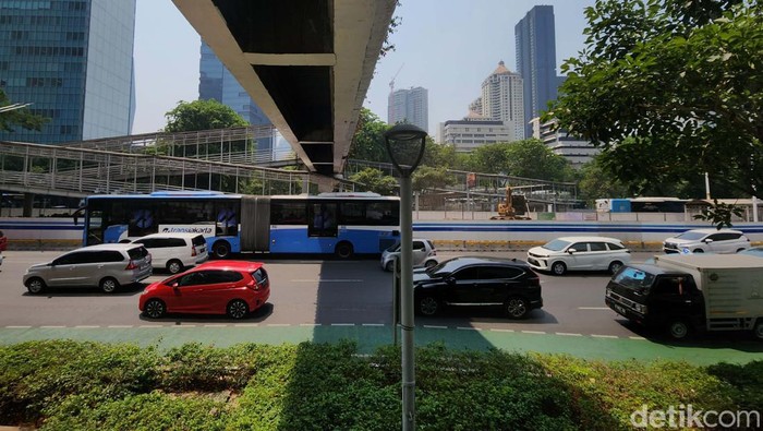 Halte TransJakarta Bendungan Hilir (Benhil) di Jalan Sudirman, Jakarta, tengah dibongkar. Pembongkaran dilakukan untuk proyek revitalisasi.