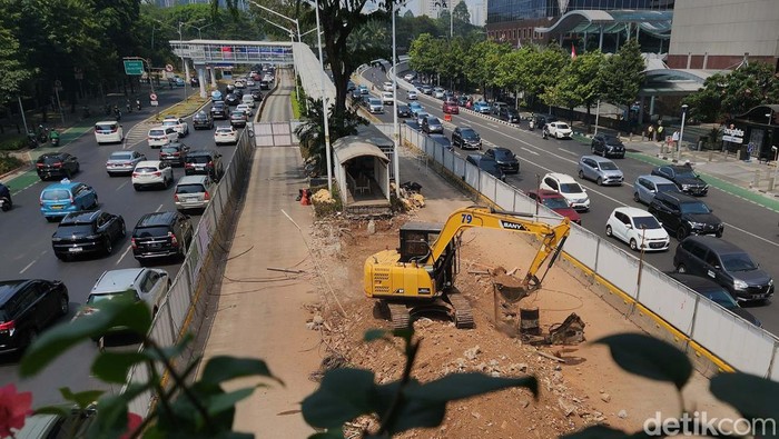 Siap Berubah Wajah, Halte TransJ Benhil Dibongkar Halte TransJakarta Bendungan Hilir (Benhil) di Jalan Sudirman, Jakarta, tengah dibongkar. Pembongkaran dilakukan untuk proyek revitalisasi.