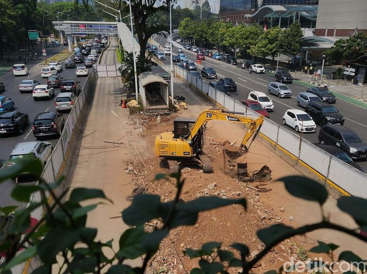 Siap Berubah Wajah, Halte TransJ Benhil Dibongkar