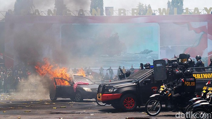 Simulasi Pengamanan Pemilu di Surabaya