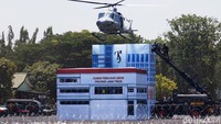 Dalam simulasi  proses evakuasi ini juga  melibatkan beberapa helikopter dari TNI AU dan AL.