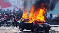 Dalam kesempatan ini, ada pula sebuah mobil dan rumah replika yang dibakar anarko. Lalu, dipadamkan oleh petugas gabungan.