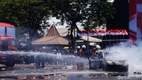 Petugas pemadam kebakaran berjibaku memadamkan mobil yang di bakar oleh anarko saat simulasi Sispamkota 2023.