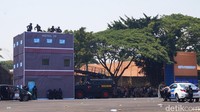 Petugas dari Brimob dan Satlantas Polda Jawa Timur melakukan simulasi penyelamatan.