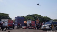 Petugas gabungan juga melakukan simulasi proses pengamanan pengiriman logistik pemilu.