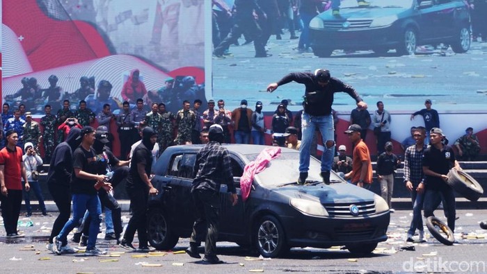 Simulasi Pengamanan Pemilu di Surabaya