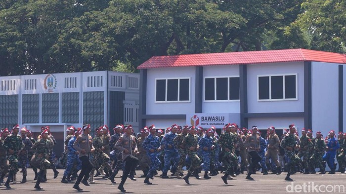 Simulasi Pengamanan Pemilu di Surabaya Simulasi Pengamanan Pemilu di Surabaya