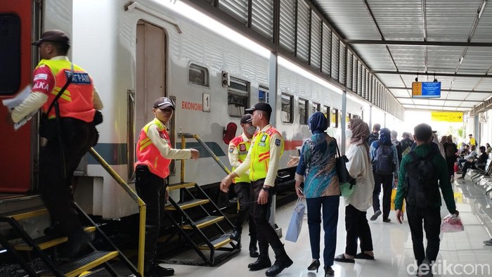 Situasi di Stasiun Blitar pasca-kecelakaan yang terjadi di Kulon Progo.