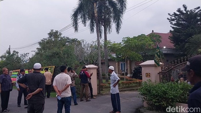 Situasi rumah Syamsul Arifin di Jalan Suka Darma, Medan. (Foto: Finta Rahyuni/detikSumut).
