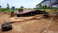Dalam ekskavasi kali ini, arkeolog menemukan tangga dan struktur yang diduga pagar keliling bangunan suci dari zaman sebelum Majapahit.