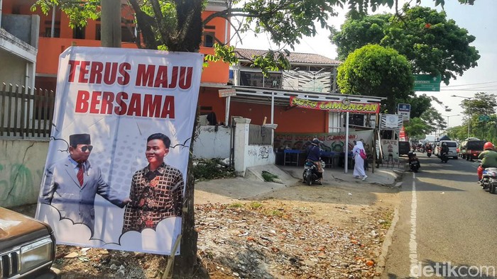 Spanduk berwajah Prabowo dan Gibran di Bandung