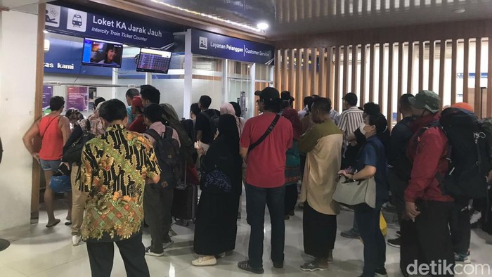 Suasana di Stasiun Tugu Jogja Selasa (17/10/2023) sore usai adanya kecelakaan KA Argo Semeru dengan KA Argo Wilis di Sentolo, Kulon Progo. Para penumpang memadati pusat informasi Stasiun Tugu.