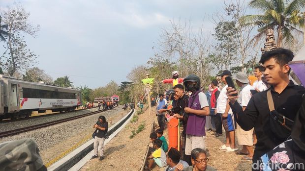 Suasana TKP kecelakaan KA Argo Semeru dan Argo Wilis di Sentolo, Kulon Progo, dipadati warga, Selasa (17/10/2023).