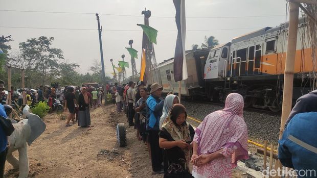 Suasana TKP kecelakaan KA Argo Semeru dan Argo Wilis di Sentolo, Kulon Progo, dipadati warga, Selasa (17/10/2023).