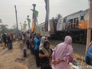 TKP Kecelakaan KA Argo Semeru Vs Argo Wilis Sentolo Jadi Tontotan Warga