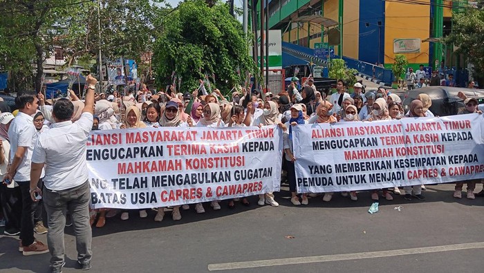Syukuran Putusan MK, Aliansi Masyarakat Jakarta Timur Bagi-bagi Bunga Mawar (Annisa/detikcom)